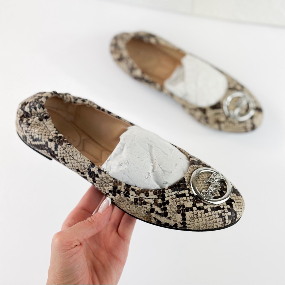 COACH Bailey Ballet Flats Metal Logo Plate Snakeskin Pattern, beige black 7.5B